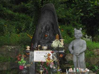 Peeing boy and Buddha.